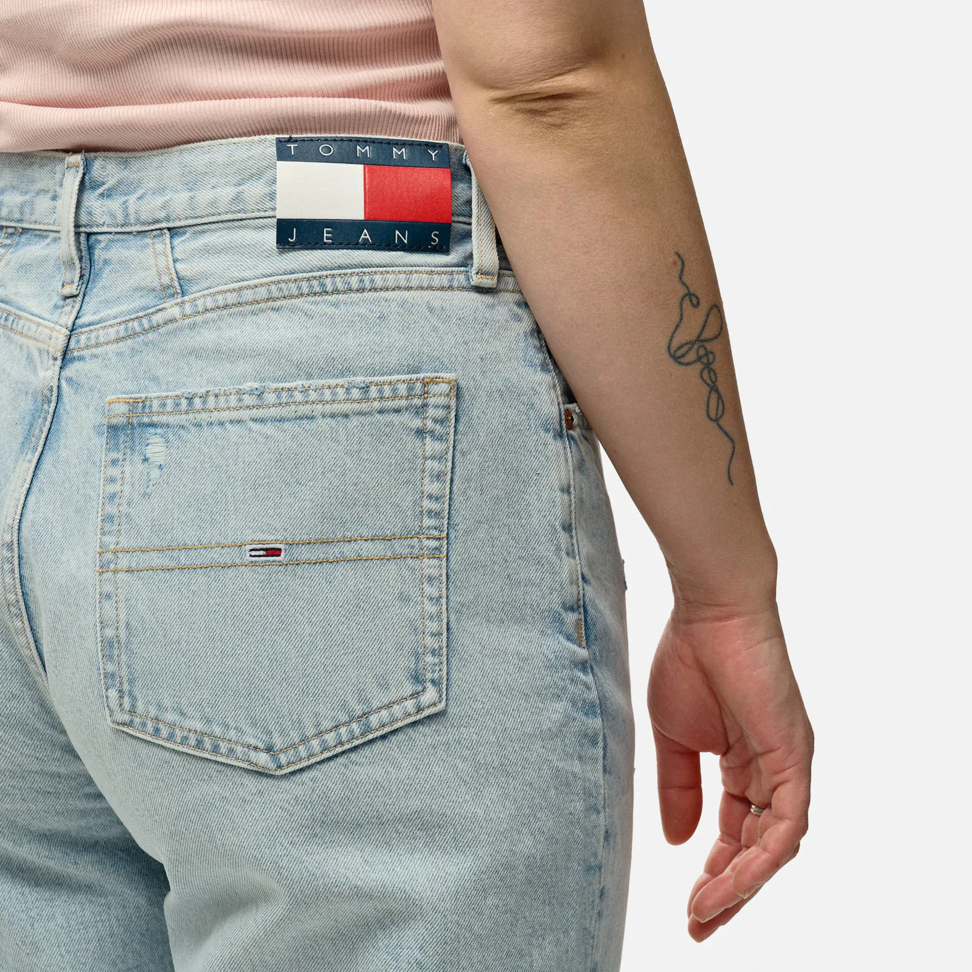 Tommy Jeans Mom Fit Ultra High Rise Tapered Flag Denim