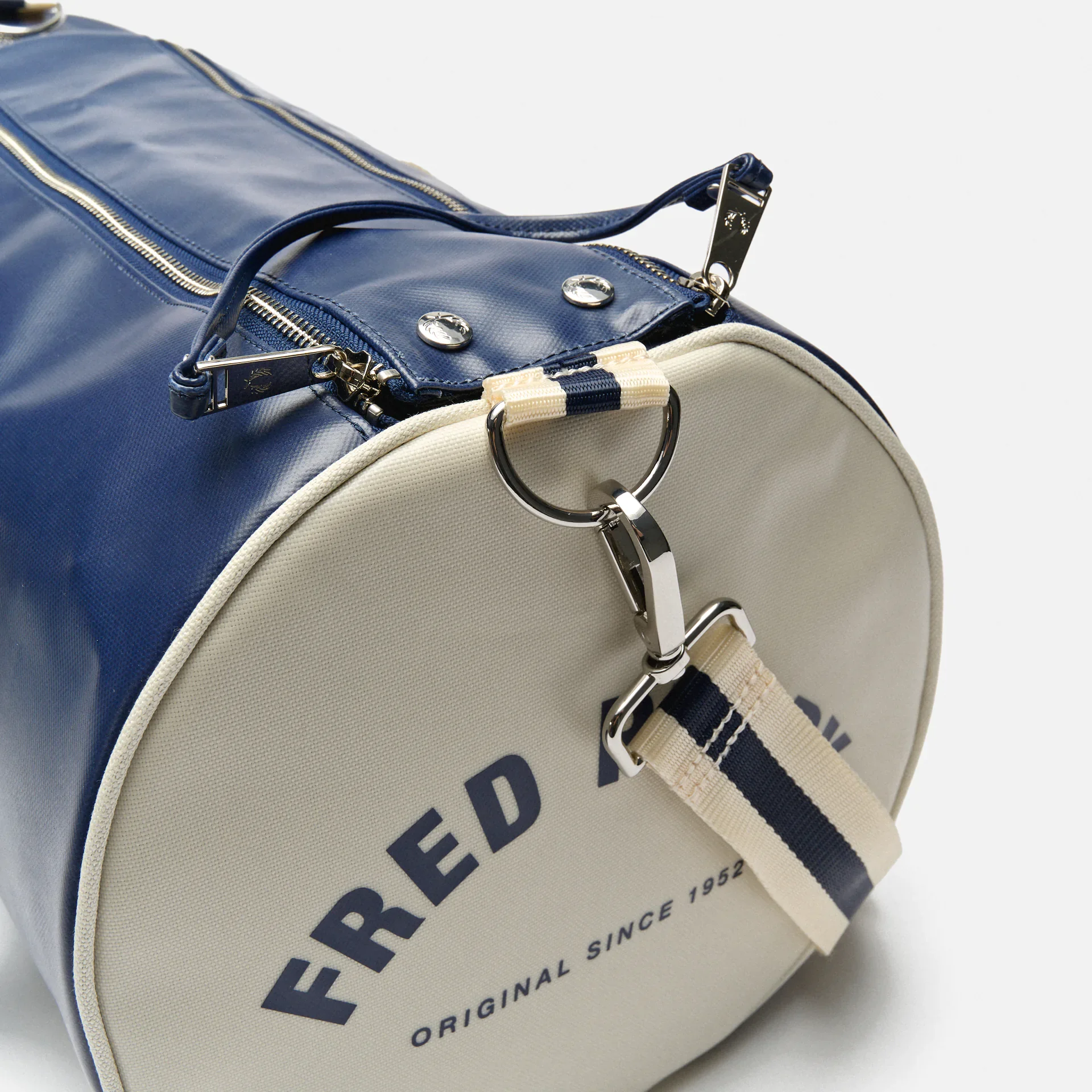 Fred Perry Classic Barrel Bag Carbon/Ecru